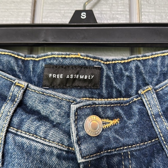 NWT Free Assembly Straight Distressed Jeans 8 - Picture 9 of 12